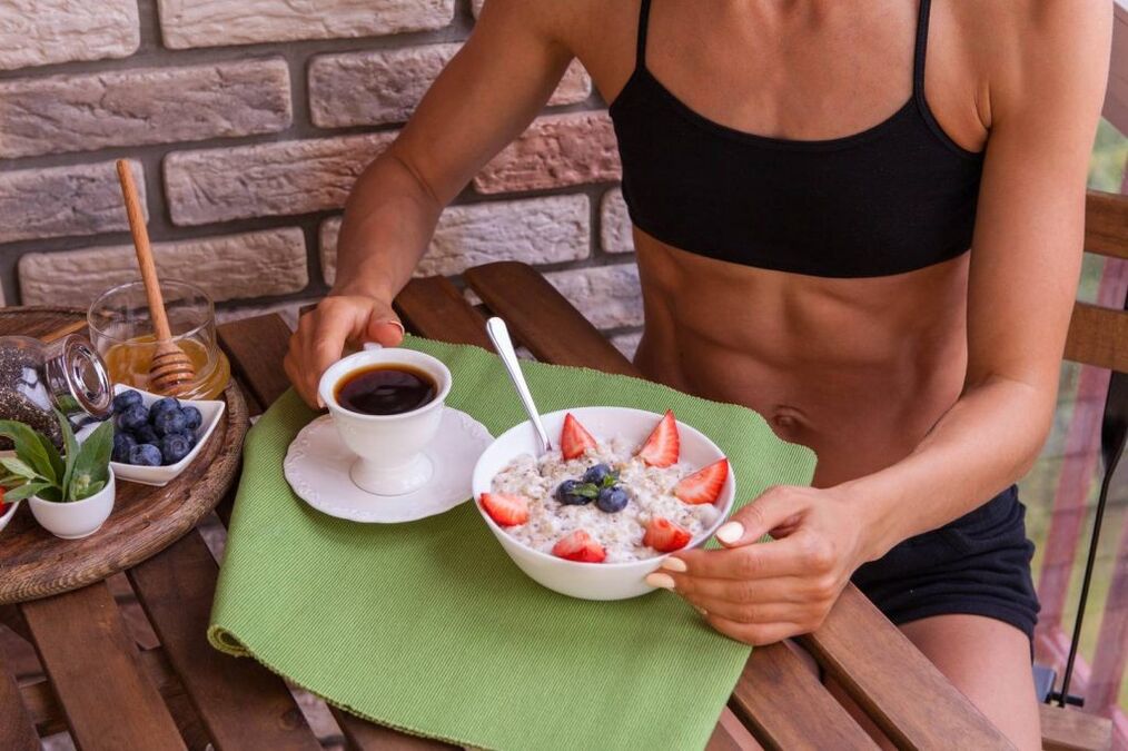 減量のためのカロリーコントロールを備えた健康的な朝食