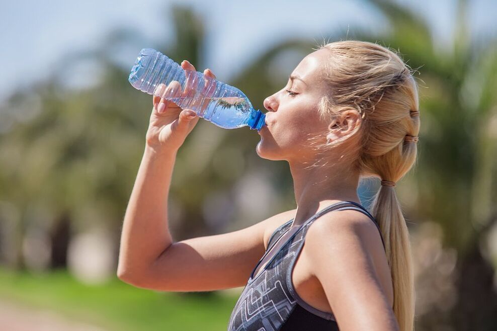 肥満と戦うのに十分な水を飲む